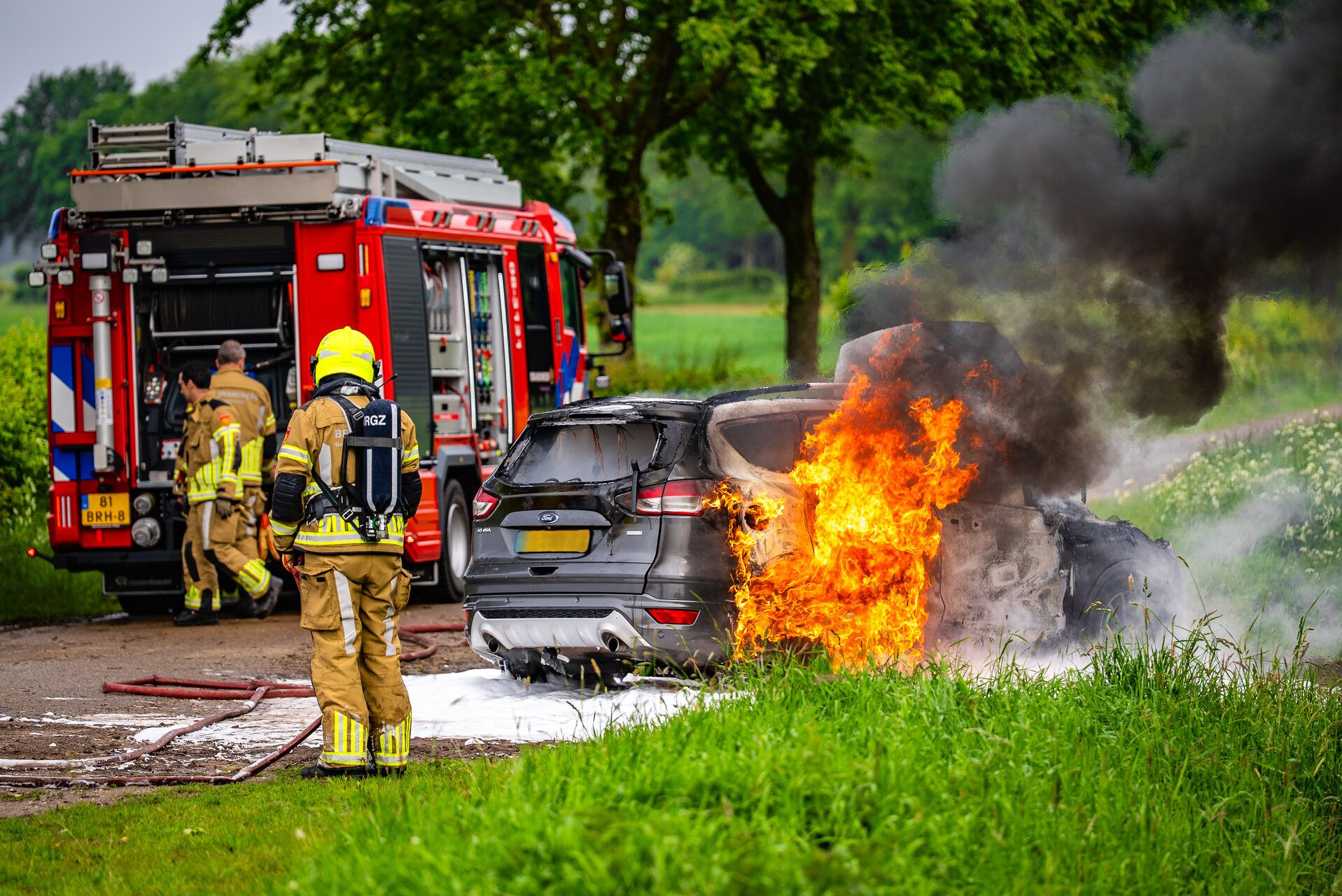 Auto vliegt tijdens rijden in brand