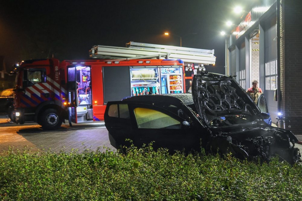 Auto vliegt in brand voor brandweerkazerne