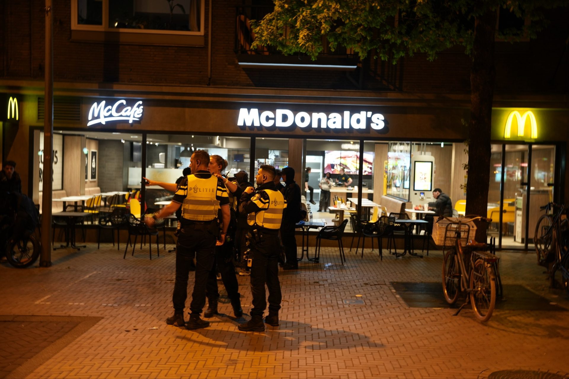 Persoon gewond na mogelijke steekpartij voor de McDonalds