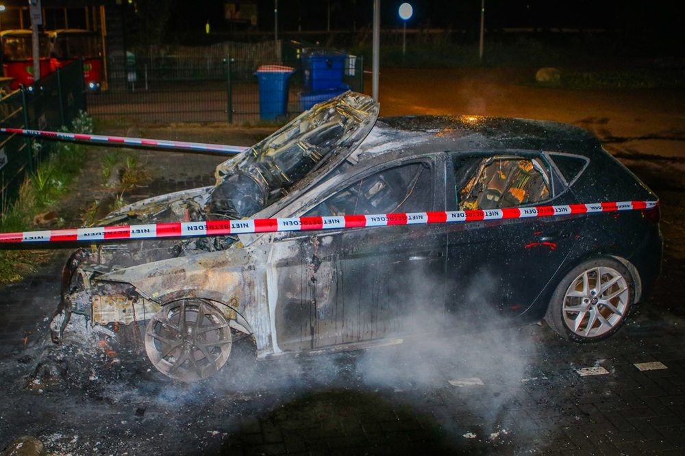 Auto uitgebrand in Arnhem, politie onderzoekt oorzaak