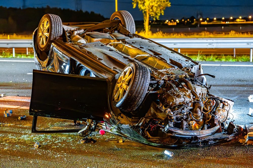 Ravage na ongeval op snelweg, auto slaat over de kop