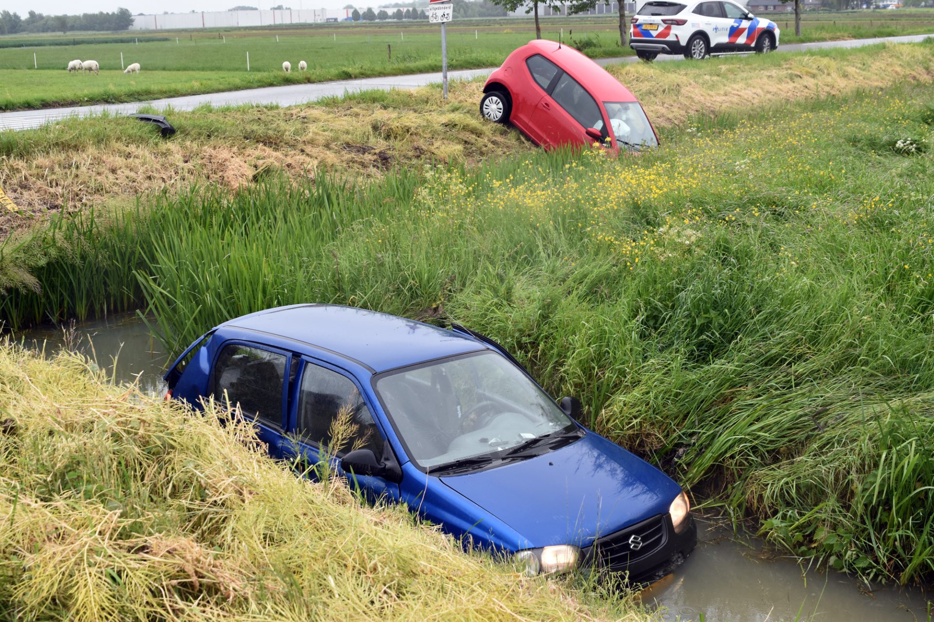 Twee auto’s belanden in sloot na botsing