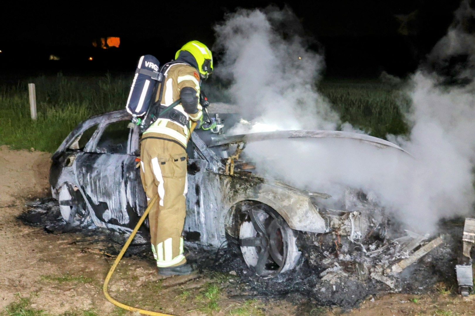 Auto in weiland uitgebrand, bestuurder spoorloos