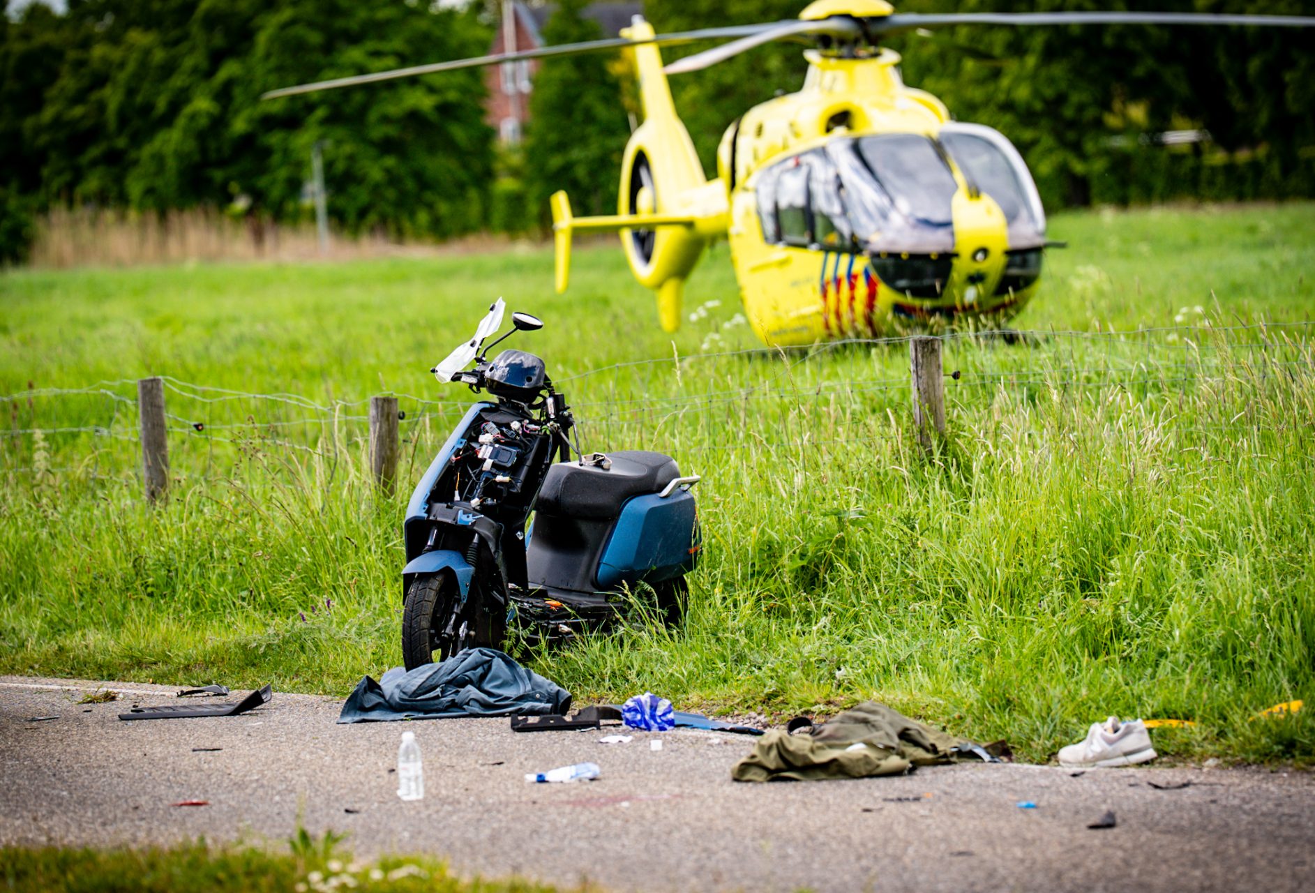 Scooterrijdster zwaargewond na aanrijding met auto, traumahelikopter ingezet