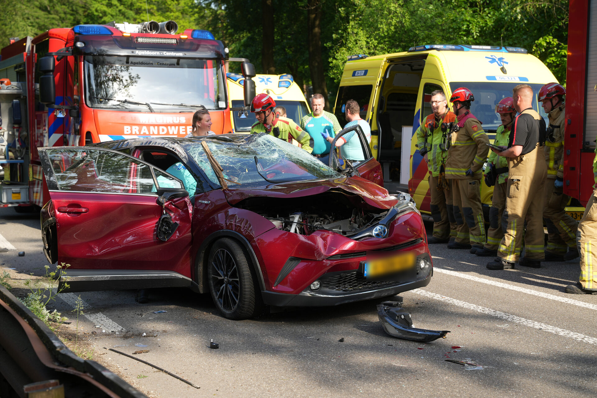 Automobilist botst tegen vangrail