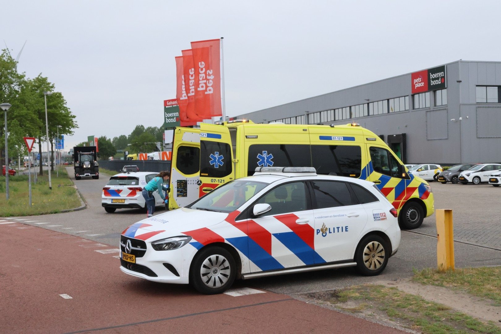 Scooterrijder gewond na botsing met afslaande bestelbus