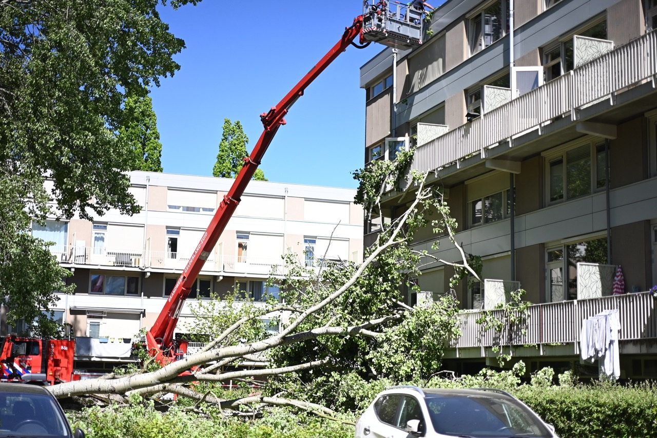 Balkons beschadigd door omgevallen boom