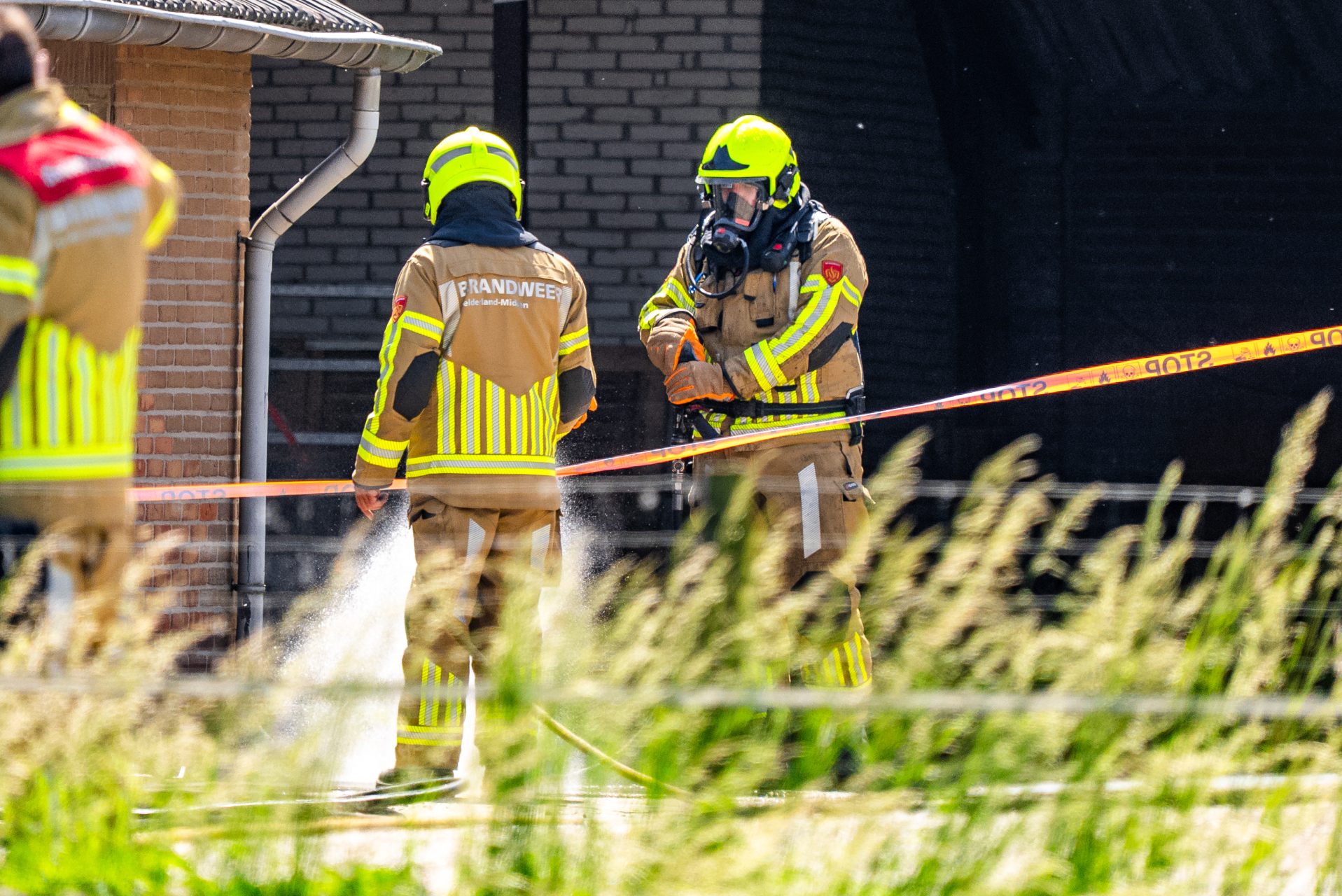 Brand in schuur met hooi bij boerderij