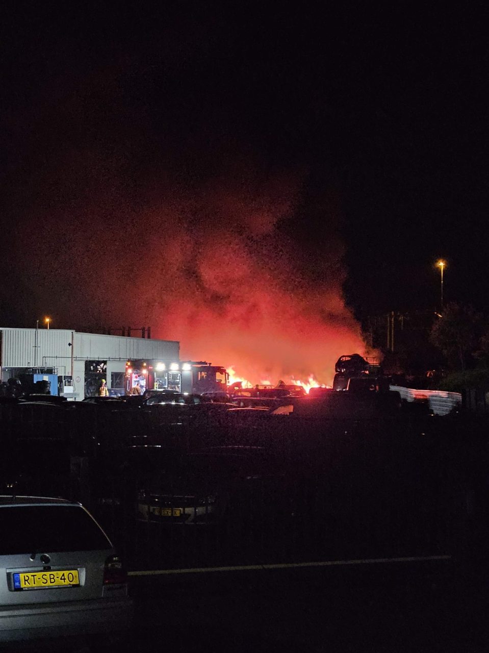 Bijna twintig auto’s uitgebrand bij autosloperij