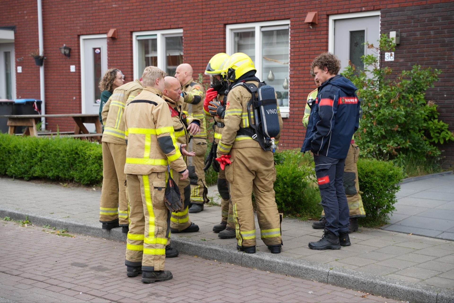 Brandweer ventileert woning na mogelijke chloorgasreactie door schoonmaakmiddelen