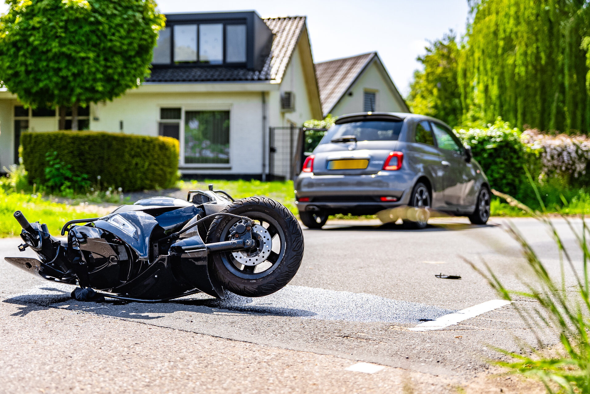 Scooterrijder naar ziekenhuis na botsing