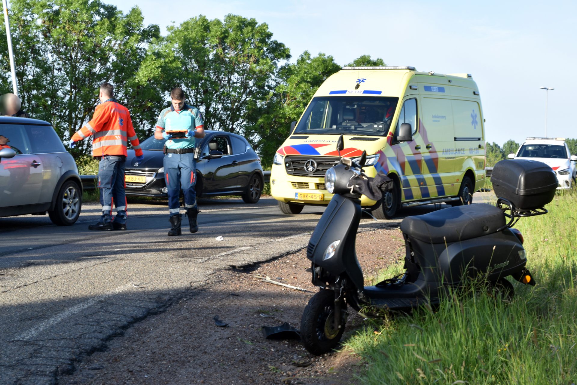 Scooterrijder zwaargewond na frontale botsing