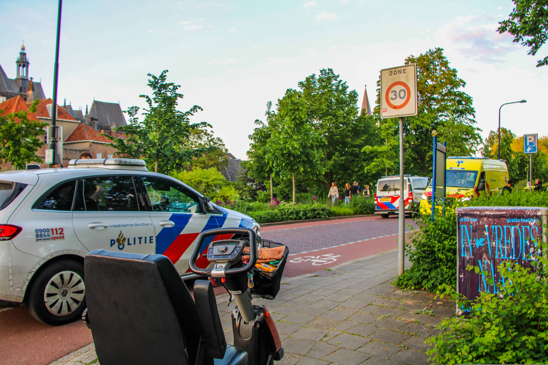 Scootmobiel en auto botsen, bestuurder gecontroleerd in ambulance