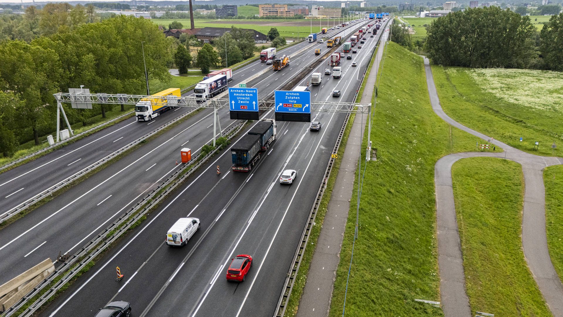 Betonnen IJsselbrug in A12 bij Arnhem gedeeltelijk weer open