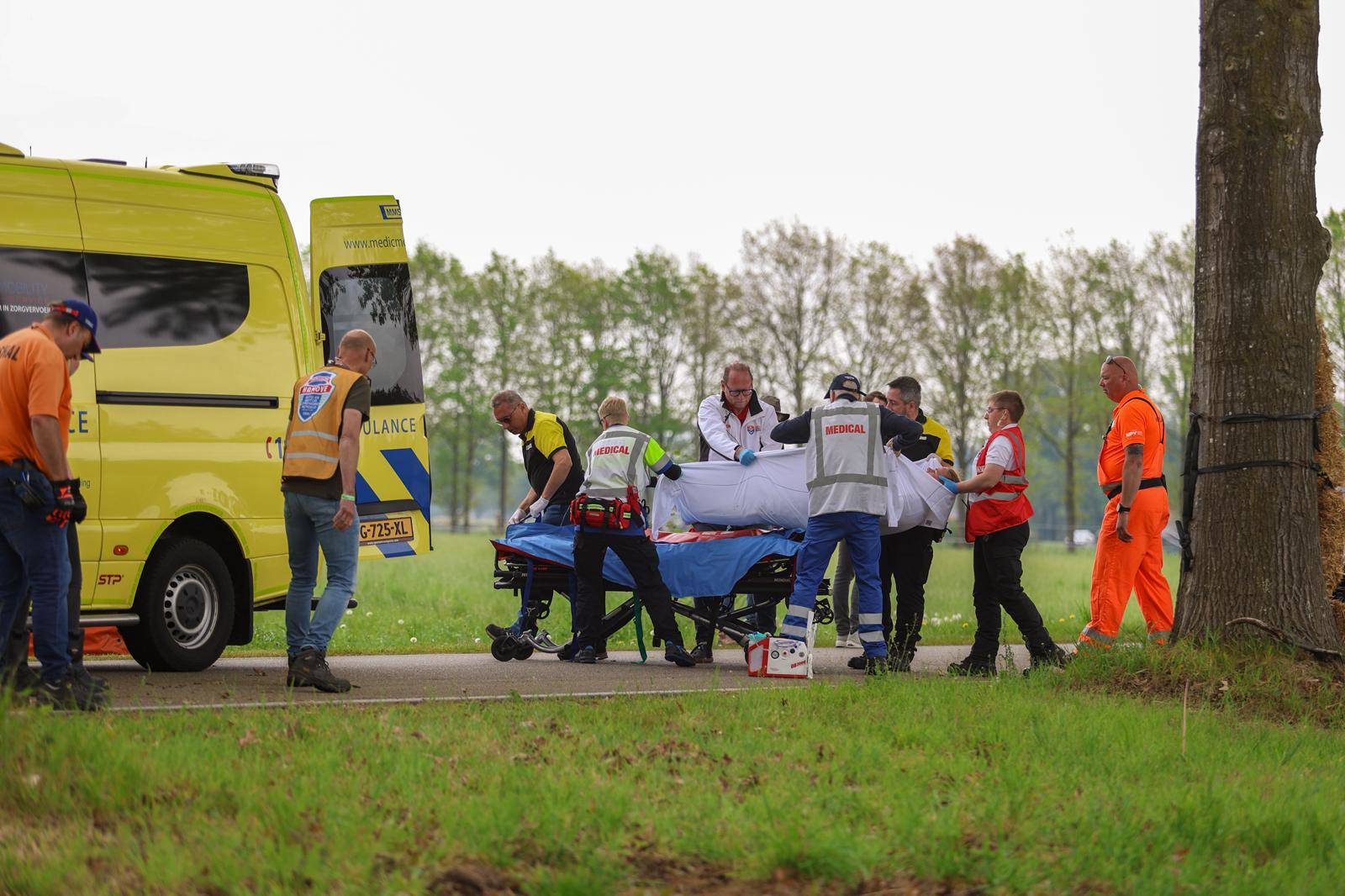 Bakkenist uit zijspancombinatie bij crash
