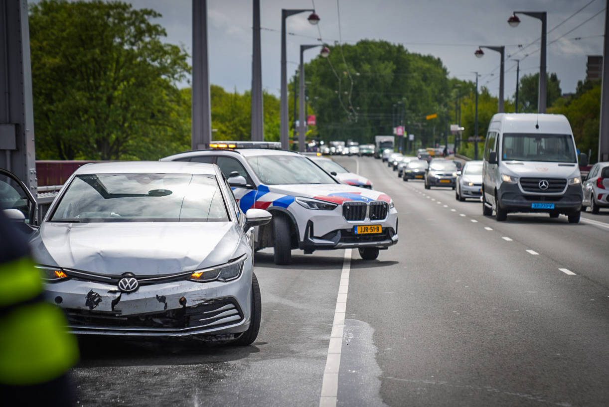 Drie auto’s botsen op brug