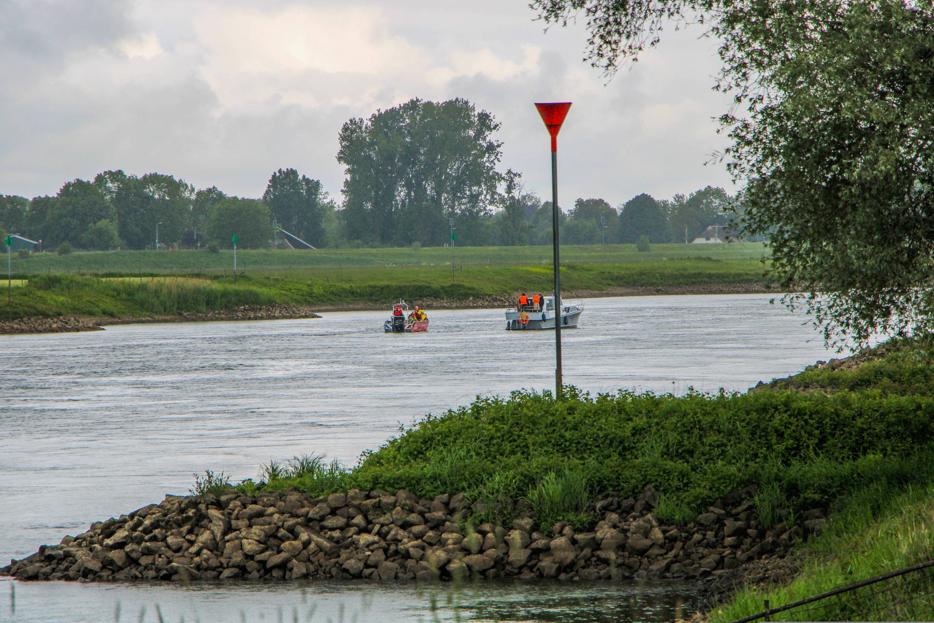 Pleziervaartuig komt stil te liggen op rivier