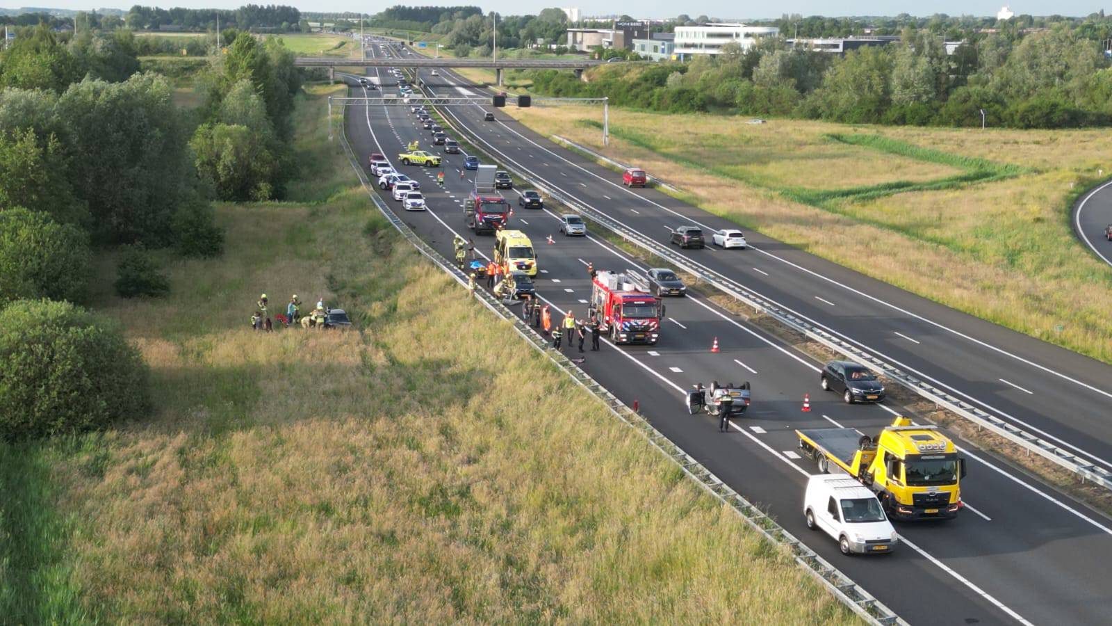 Bestuurder bekneld na botsing op snelweg in Nijkerk