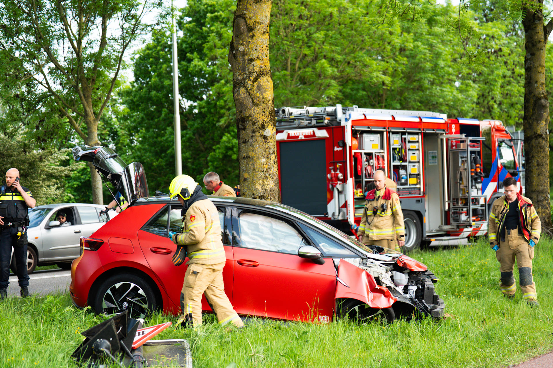 Auto rijdt spoorwegoverganginstallatie uit de grond