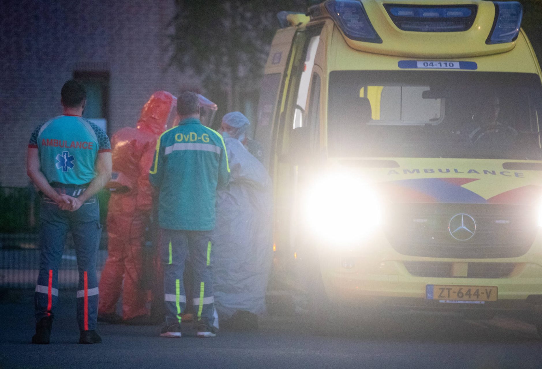 CBRN-team begeleidt patiënt met mogelijke ebolabesmetting