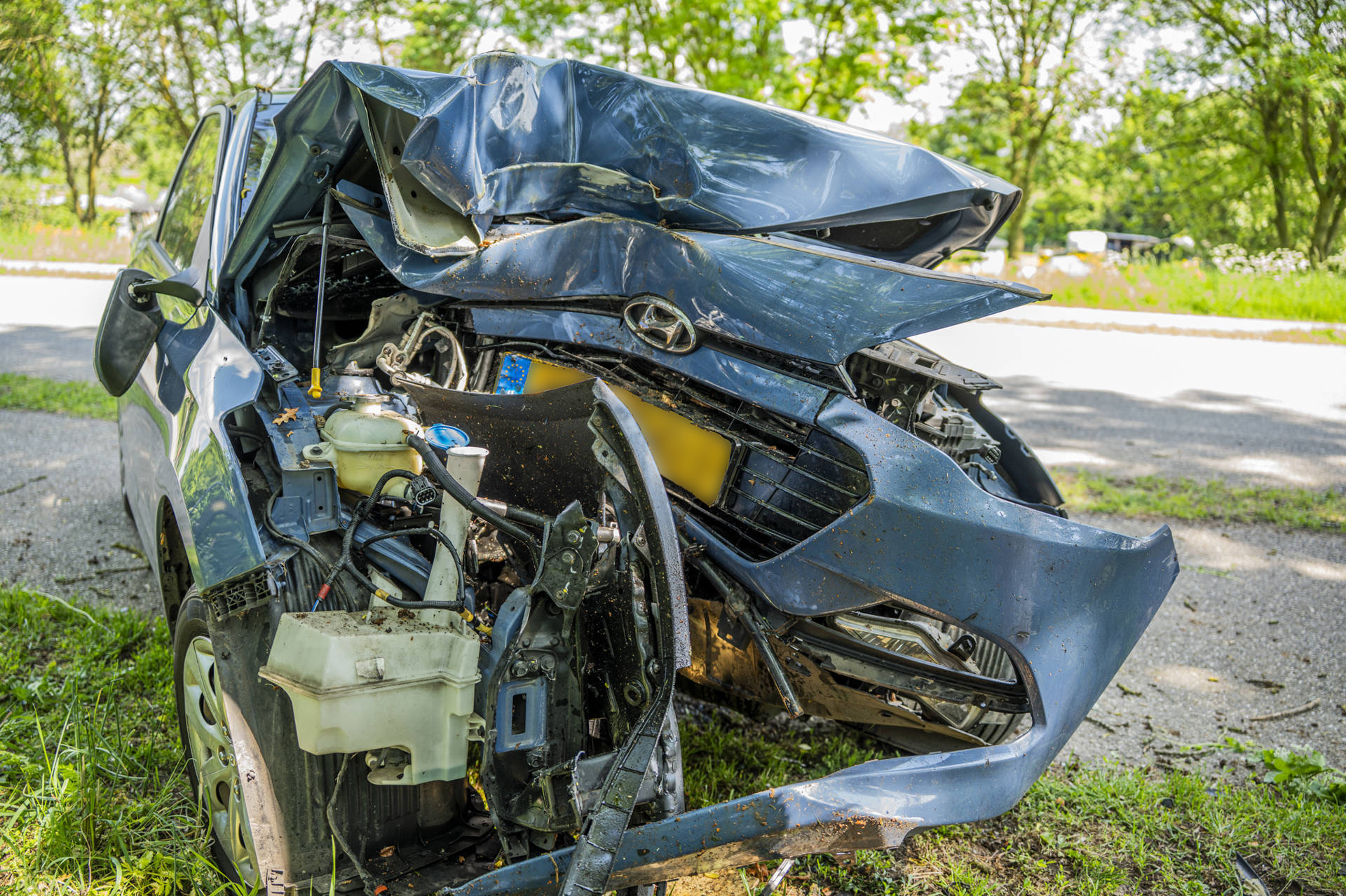 Automobilist gewond na frontale botsing tegen boom