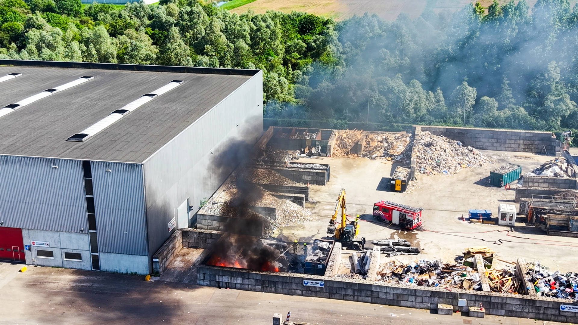 Brand bij afvalverwerker veroorzaakt flinke rookontwikkeling