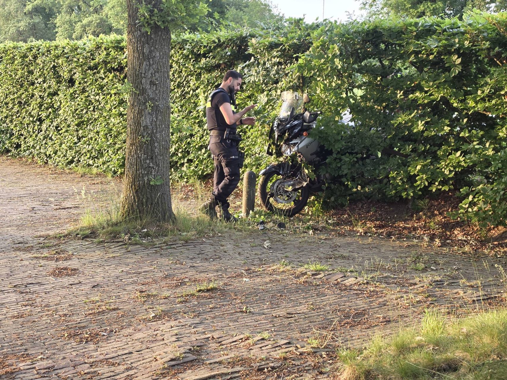 Motorrijder naar ziekenhuis na botsing, motor belandt in haag