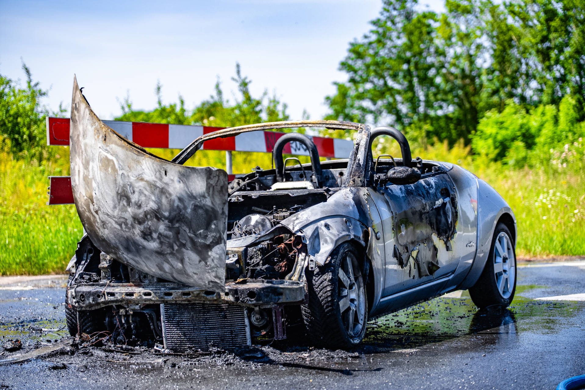Auto volledig verwoest, bestuurder op tijd er uit