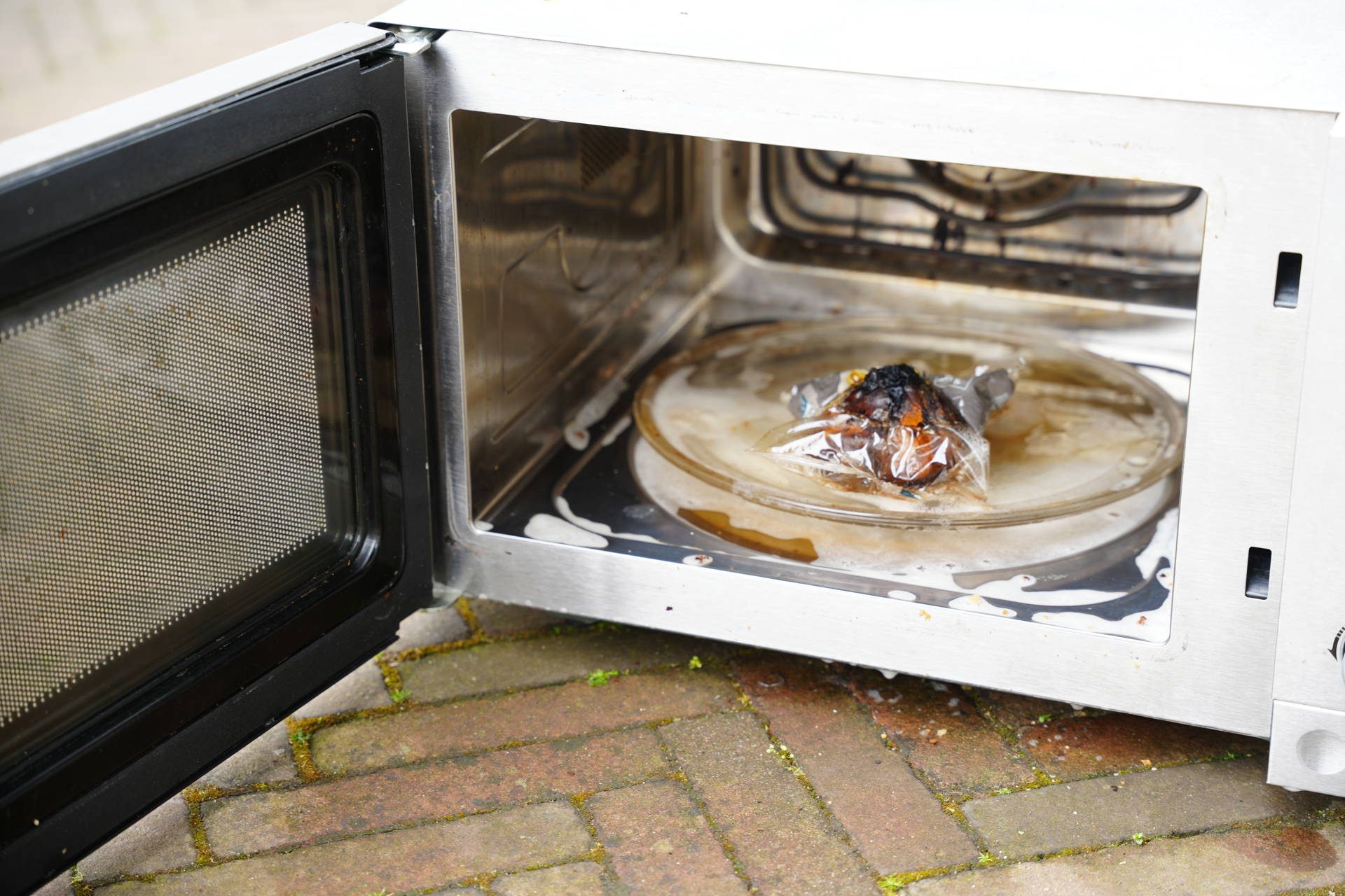 Brand in magnetron zorgt voor rook in winkel