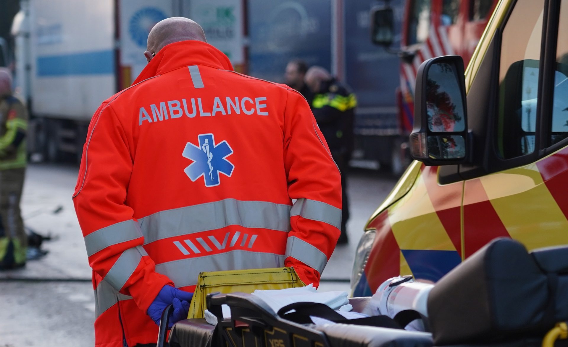 Drie auto’s gebotst op snelweg, lange file ontstaan