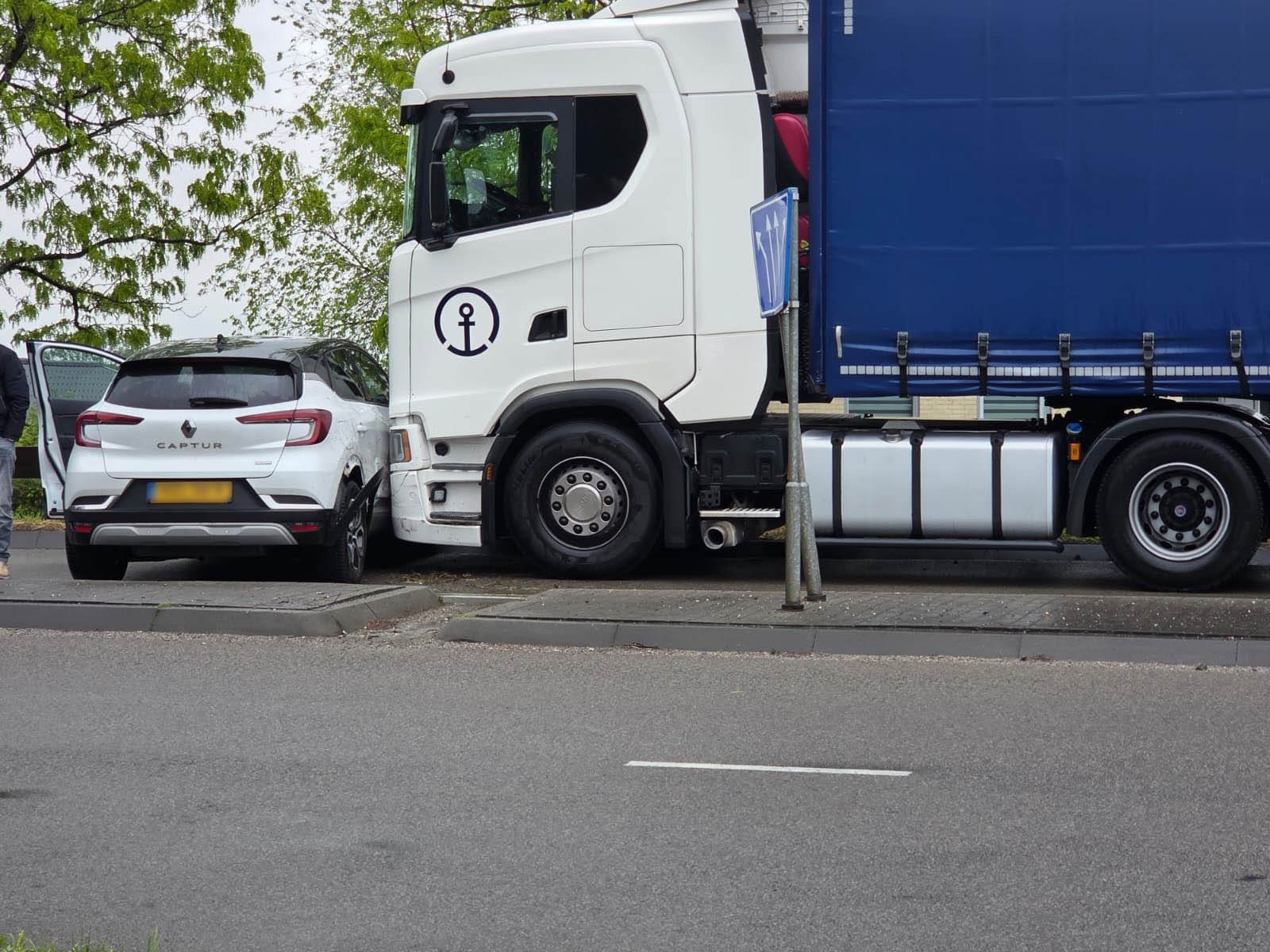 Auto meegesleept door vrachtwagen