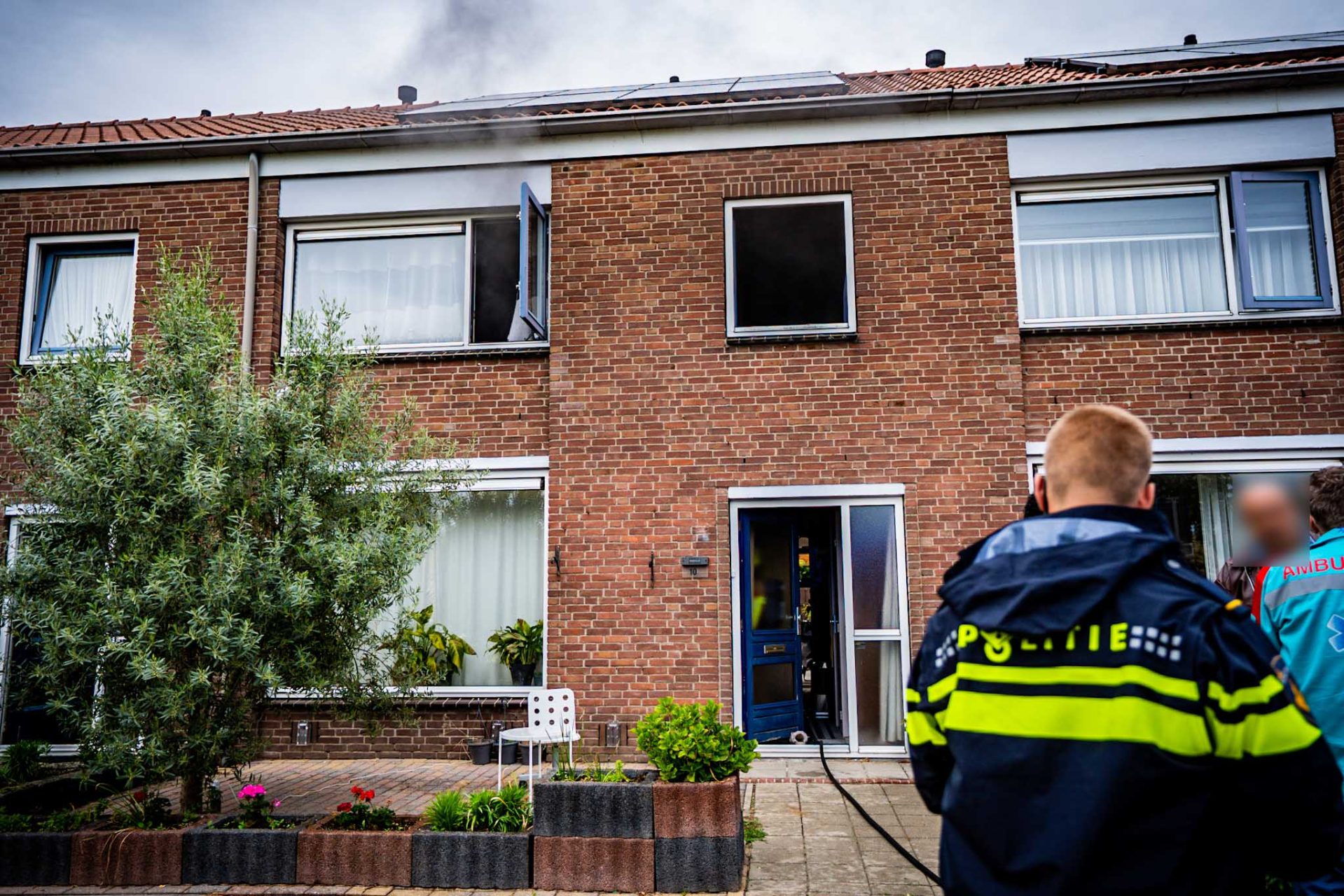 Woning voorlopig onbewoonbaar na keukenbrand, jongeman ademt rook in