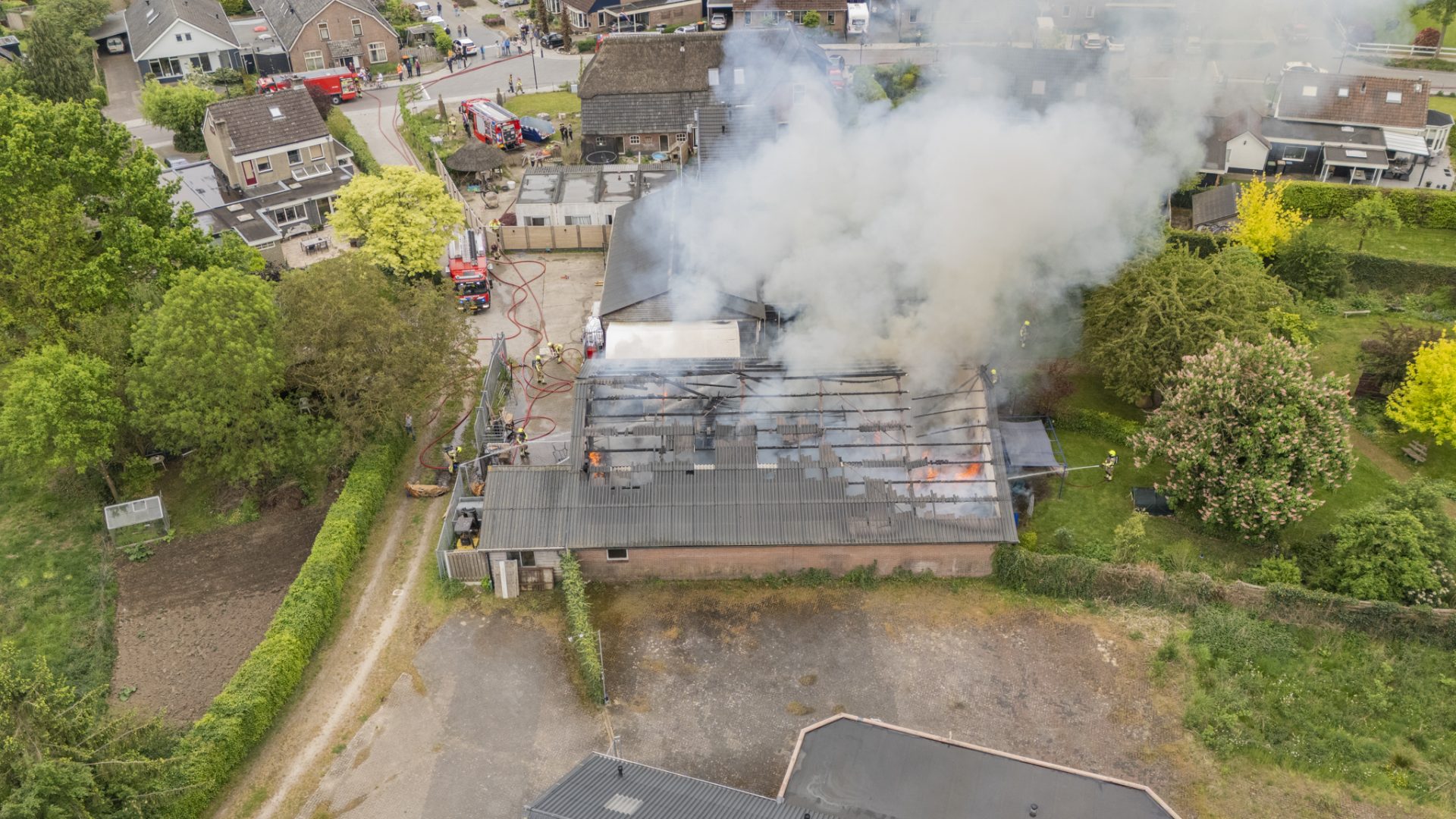 Brand in loods met opgeslagen meubels, veel rook vrijgekomen