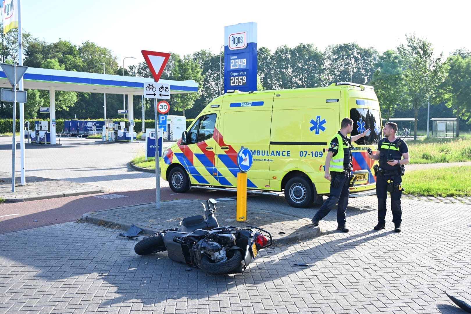 Scooterrijder gewond na botsing met auto bij tankstation