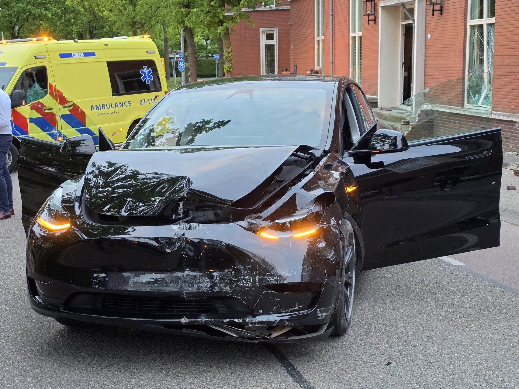 Automobilist rijdt met Tesla tegen gevel
