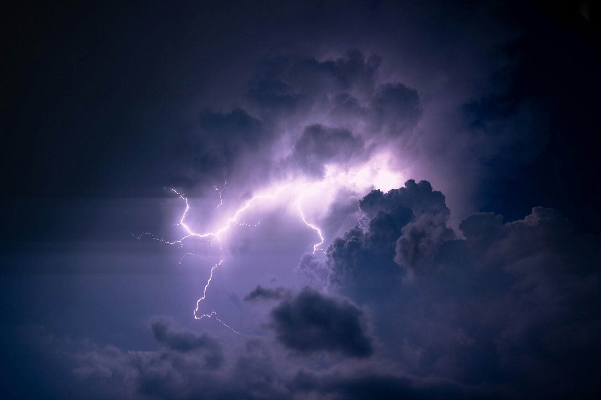 Code geel in delen van Nederland tijdens Dodenherdenking vanwege noodweer