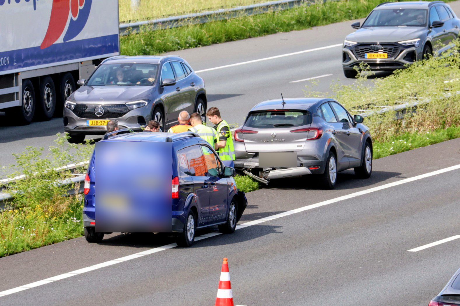 Twee voertuigen betrokken bij kop-staartbotsing op snelweg