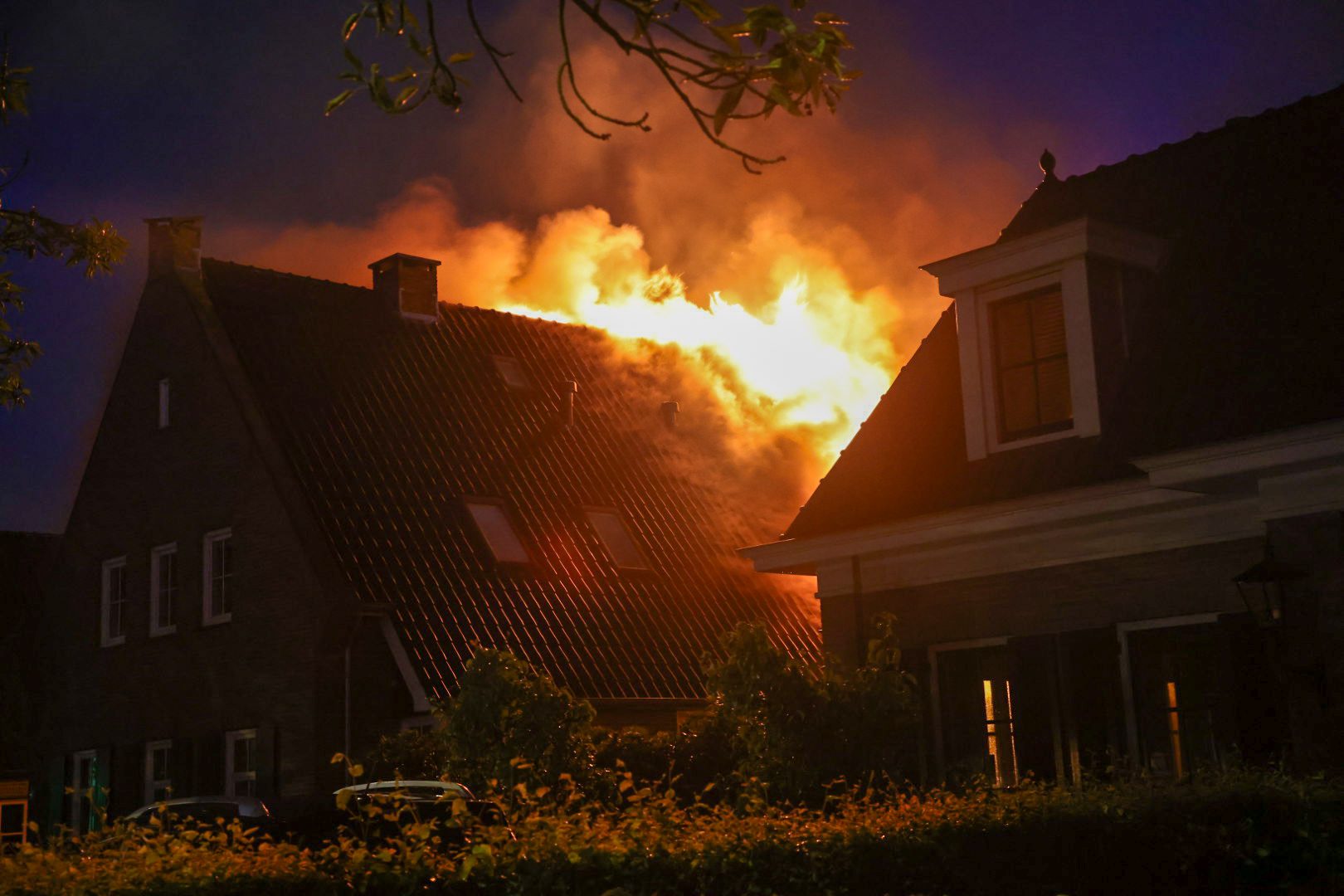 Grote uitslaande woningbrand na harde knal in Barneveld