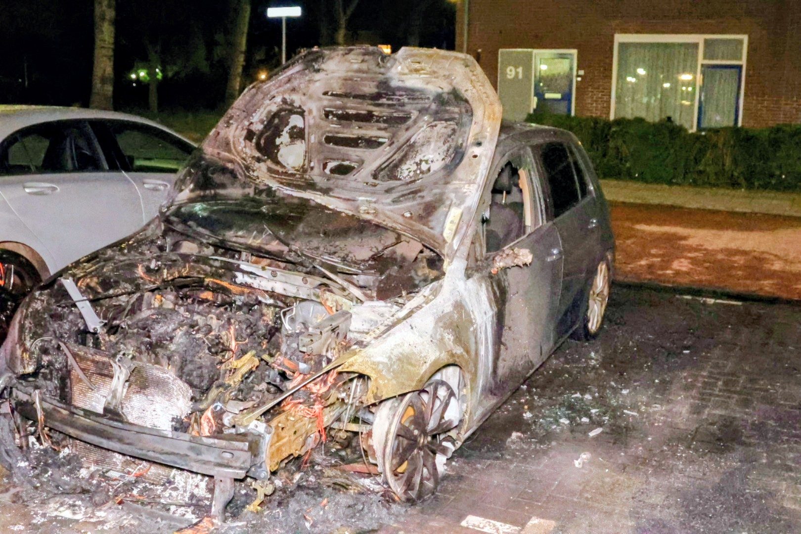 Auto uitgebrand, politie onderzoekt brandstichting