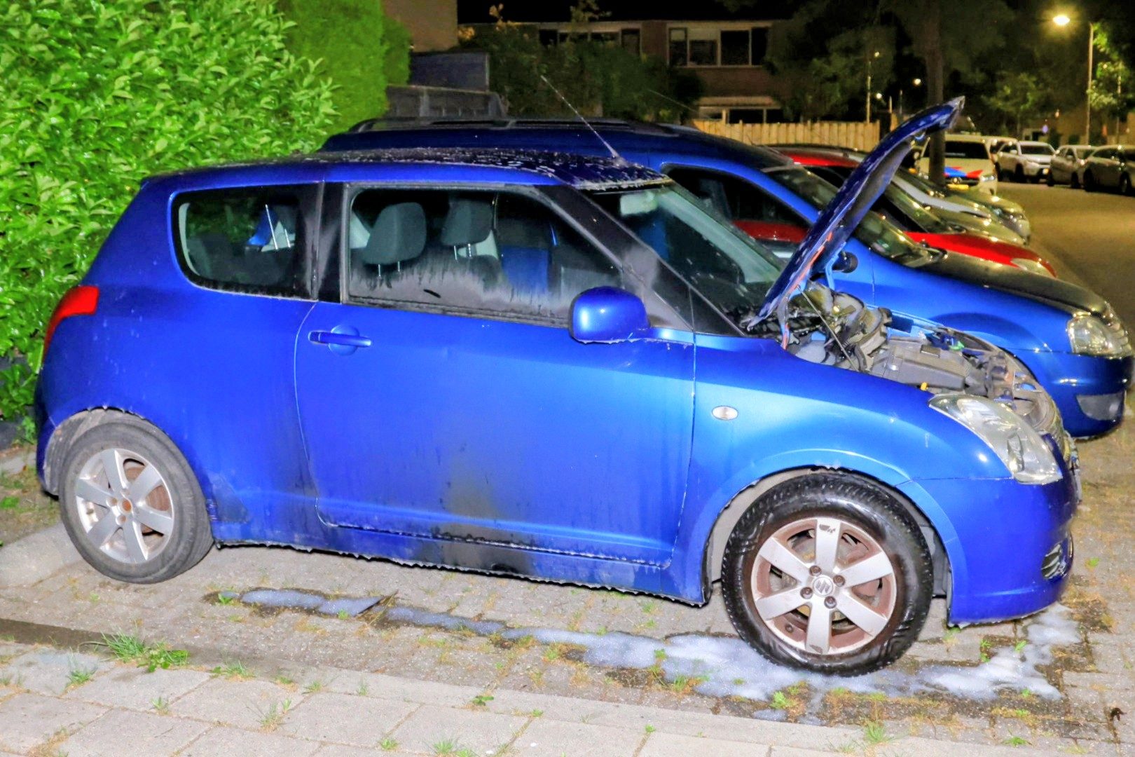 Auto vliegt in brand na explosie in Culemborg
