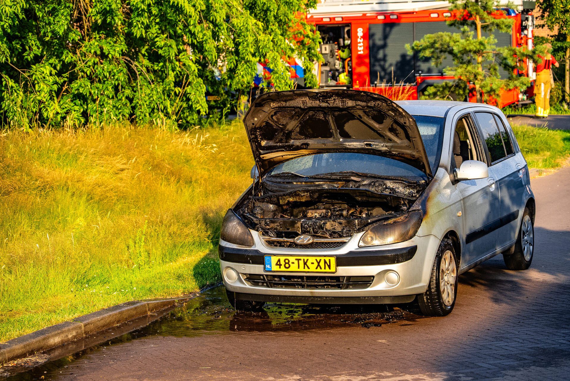 Rijdende auto vliegt in brand