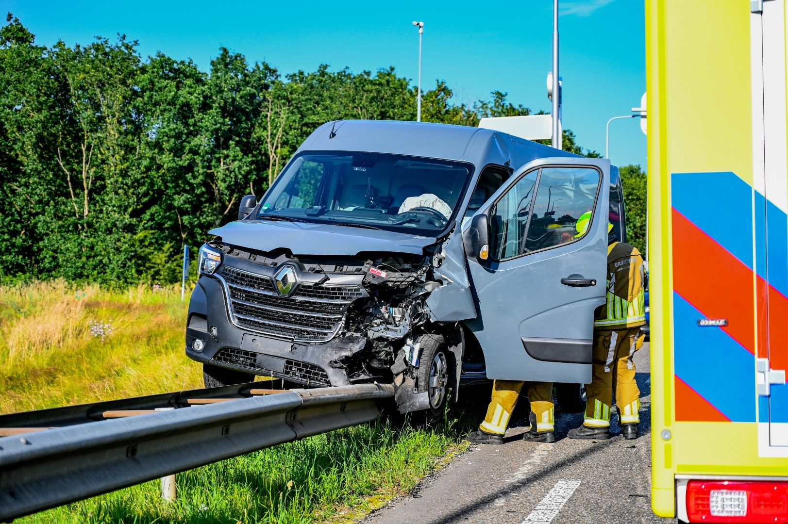 Bestelbus belandt op vangrail na botsing met personenauto Heumen