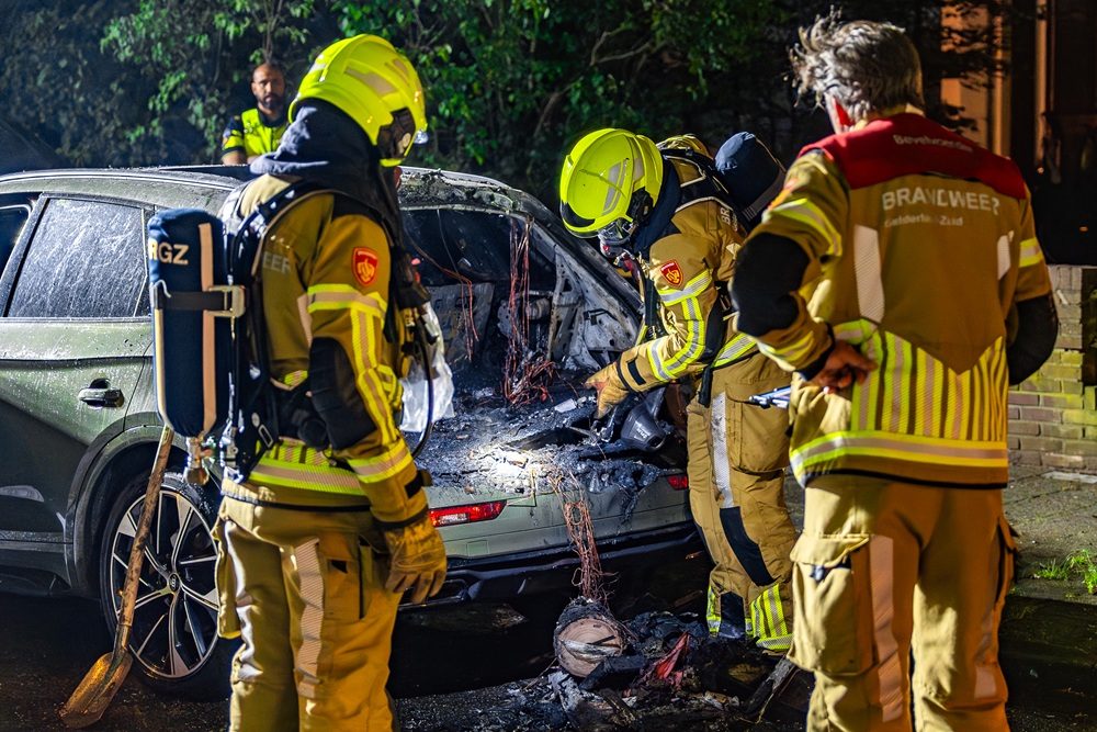 Geparkeerde auto uitgebrand, mogelijk brandstichting