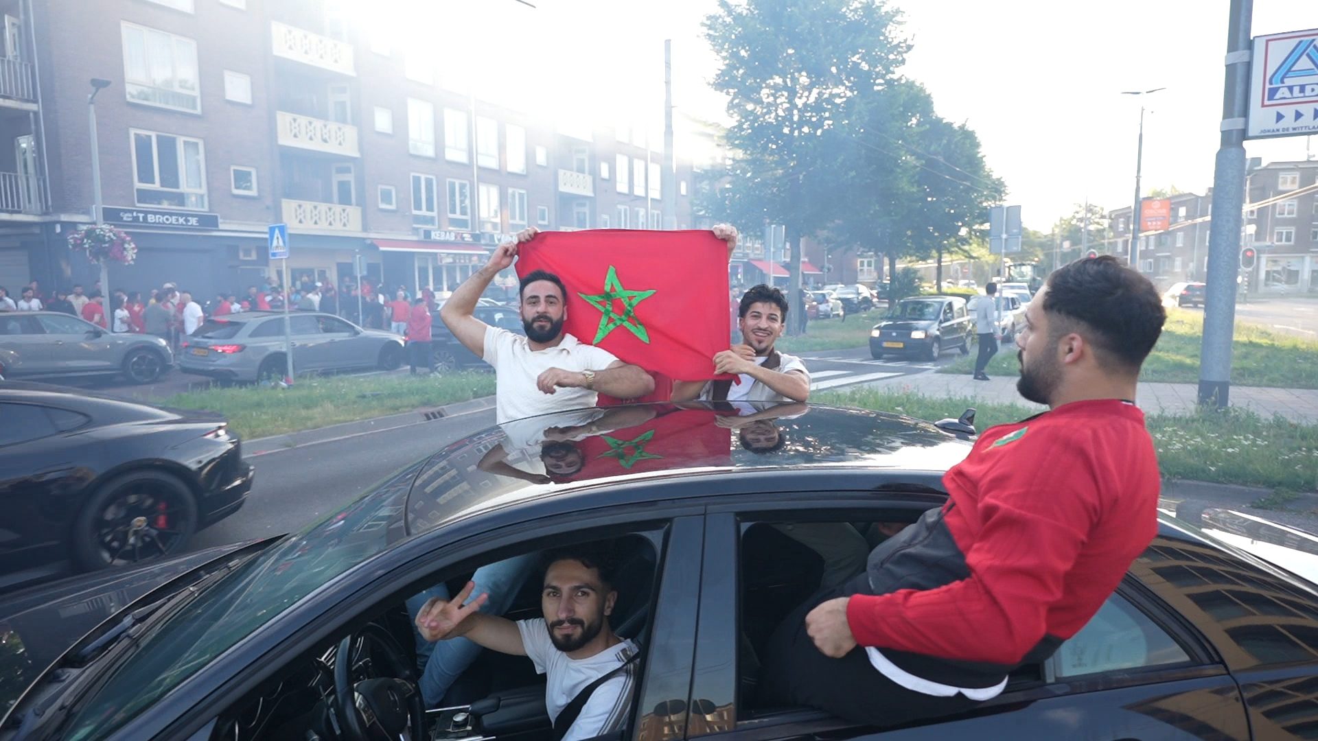 Toeterende auto’s en vuurwerk na overwinning van Marokko