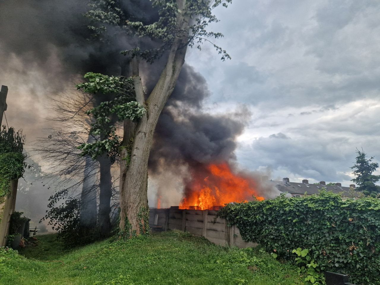 Uitslaande brand verwoest meerdere schuren Beneden-Leeuwen