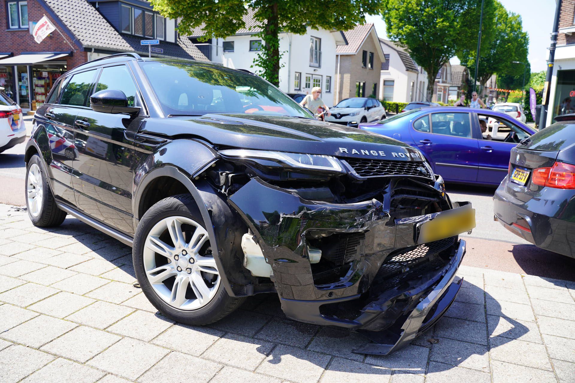 Twee auto's botsen door vermoedelijke voorrangsfout Apeldoorn