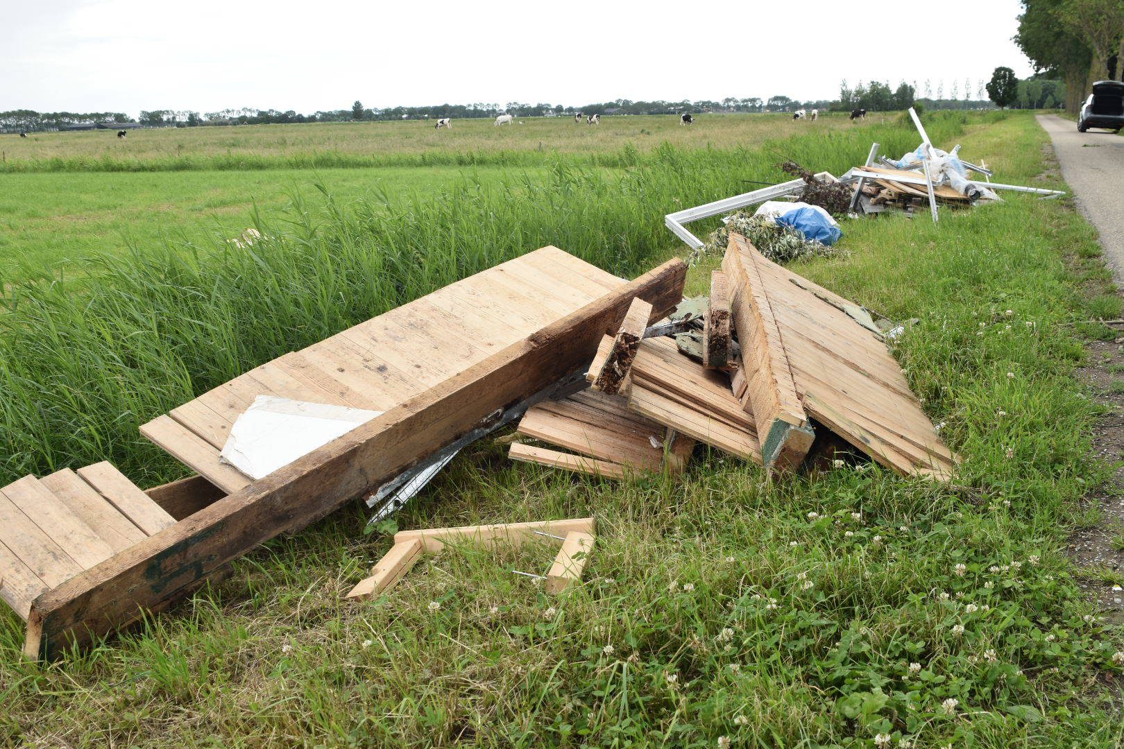 Grote hoeveelheid bouwafval gedumpt in berm