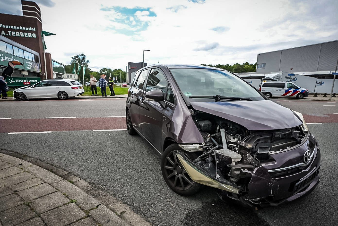 Twee auto’s zwaar beschadigd bij botsing