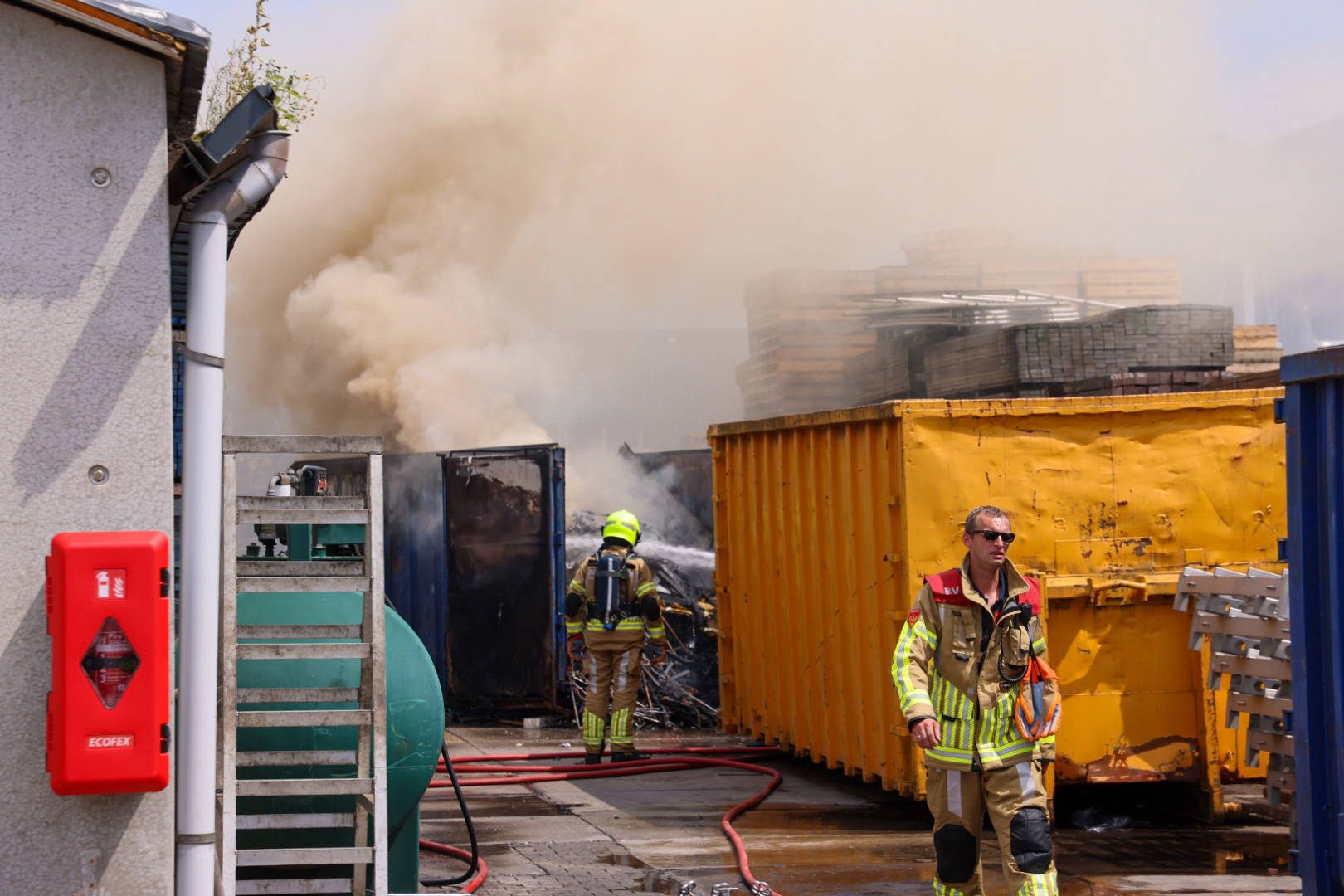 Veel rook bij brand in afvalcontainer