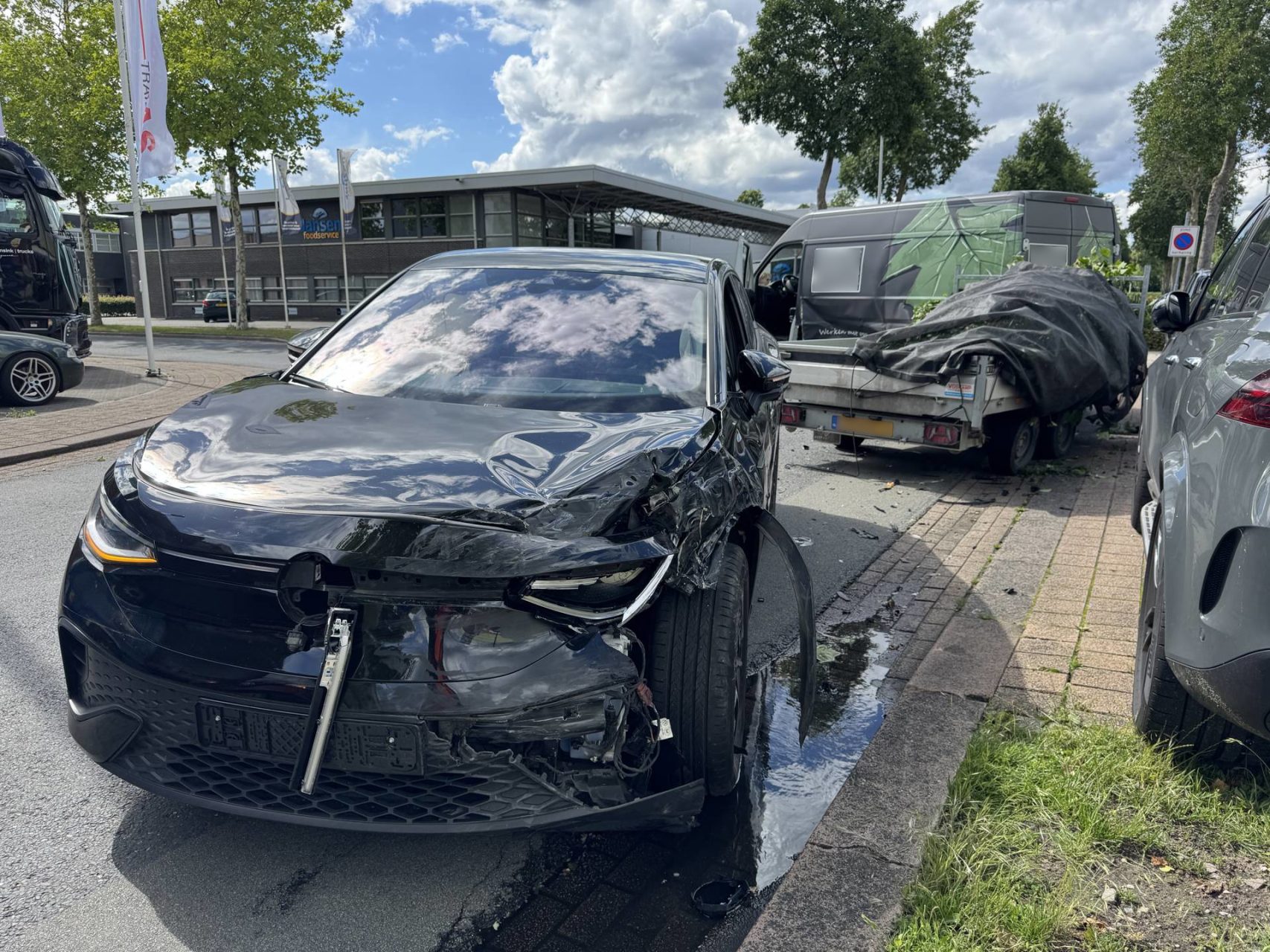 Flinke schade na aanrijding tussen twee voertuigen